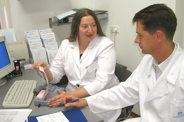 2014 год. Аллерголог Т.П. Гусева и пульмонолог, к.м.н. А.А. Белов обсуждают данные обследования при бронхиальной астме